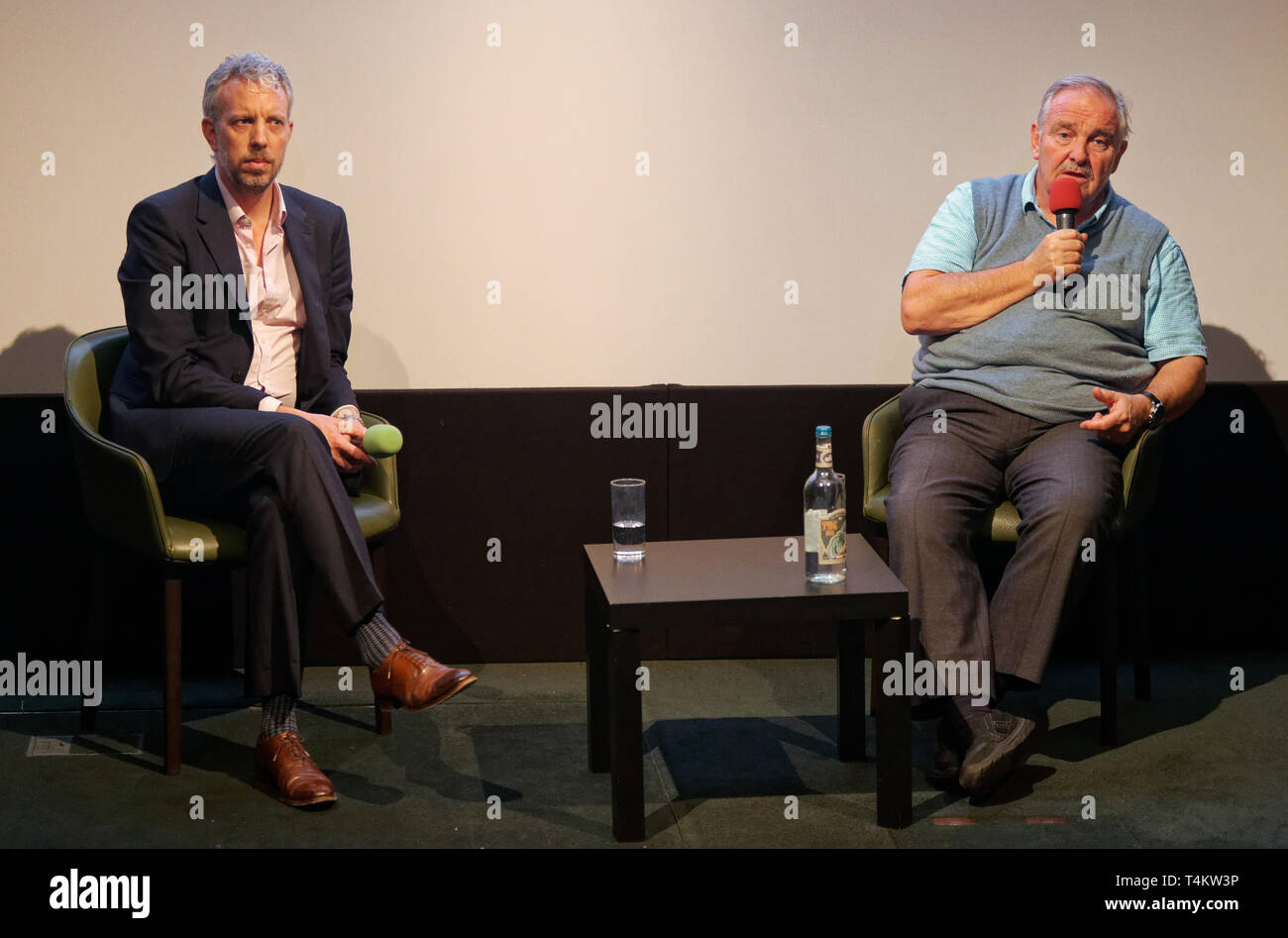 London, Großbritannien, 26. Februar 2019 DrugScience CEO David Badcock und Gründer Stuhl, Professor David Nutt, bei der Vorführung des Films, Magic Medizin an der Regent Street, Marylebone, London, England, UK. Der Film folgt Probanden unter experimentelle Behandlung mit Psilocybin, der Wirkstoff von Magic Mushrooms, um zu sehen, ob es helfen kann, die langfristige Behandlung von Depressionen. DrugScience ist eine Wohltätigkeitsorganisation Erforschung der medizinischen Gebrauch von psychoaktiven Drogen. Der Film wurde durch ein Q&A mit Professor David Nutt Gründung Vorsitzender des DrugScience und Leiter der Neuropsychopharmacology Einheit gefolgt.. Stockfoto