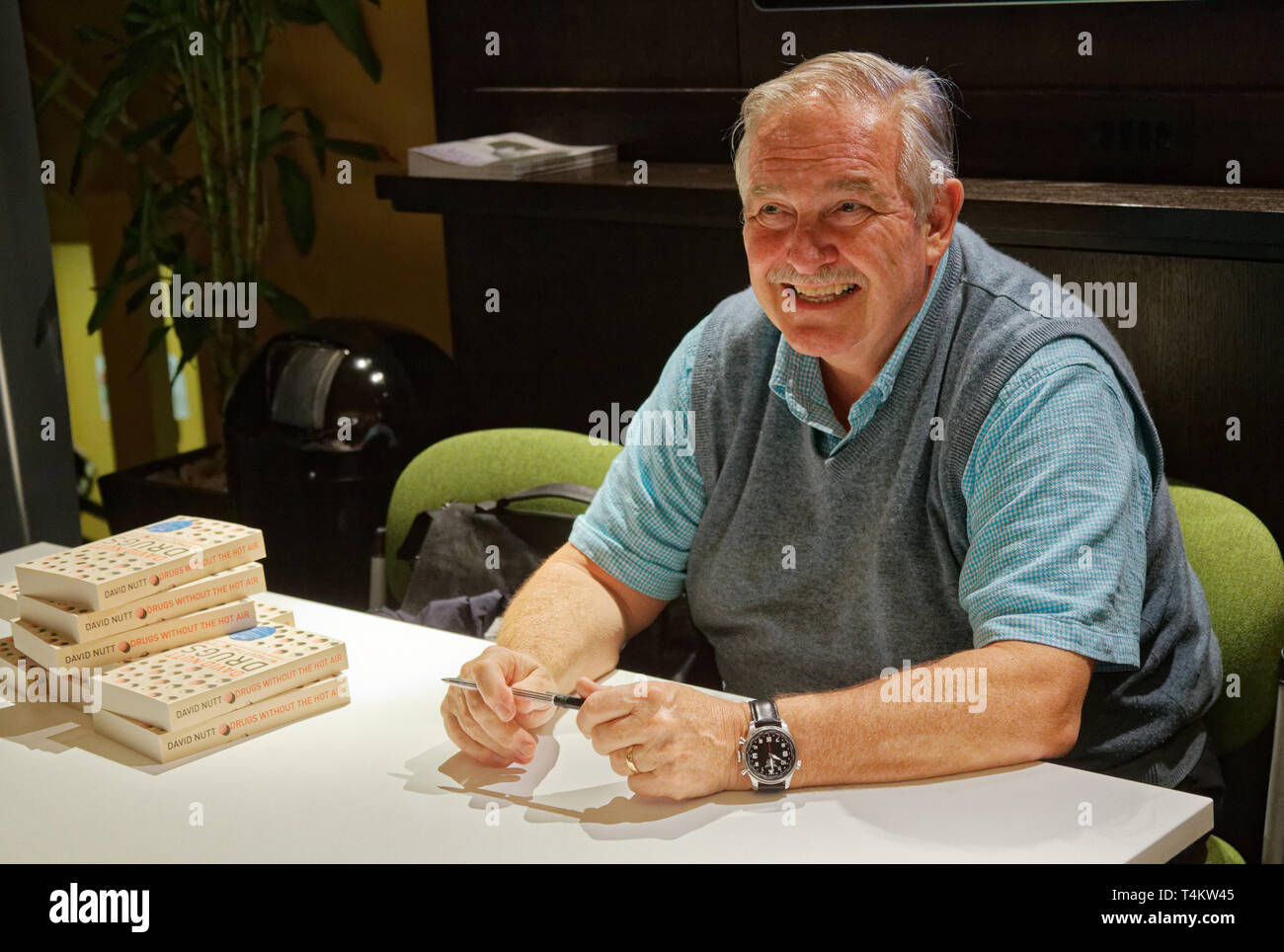 London, Großbritannien, 26. Februar 2019 DrugScience Gründer Stuhl, Professor David Nutt, bei der Vorführung des Films, Magic Medizin an der Regent Street, Marylebone, London, England, UK. Der Film folgt Probanden unter experimentelle Behandlung mit Psilocybin, der Wirkstoff von Magic Mushrooms, um zu sehen, ob es helfen kann, die langfristige Behandlung von Depressionen. DrugScience ist eine Wohltätigkeitsorganisation Erforschung der medizinischen Gebrauch von psychoaktiven Drogen. Der Film wurde durch ein Q&A mit Professor David Nutt Gründung Vorsitzender des DrugScience und Leiter der Neuropsychopharmacology Einheit in das Zentrum für Akademische gefolgt Stockfoto