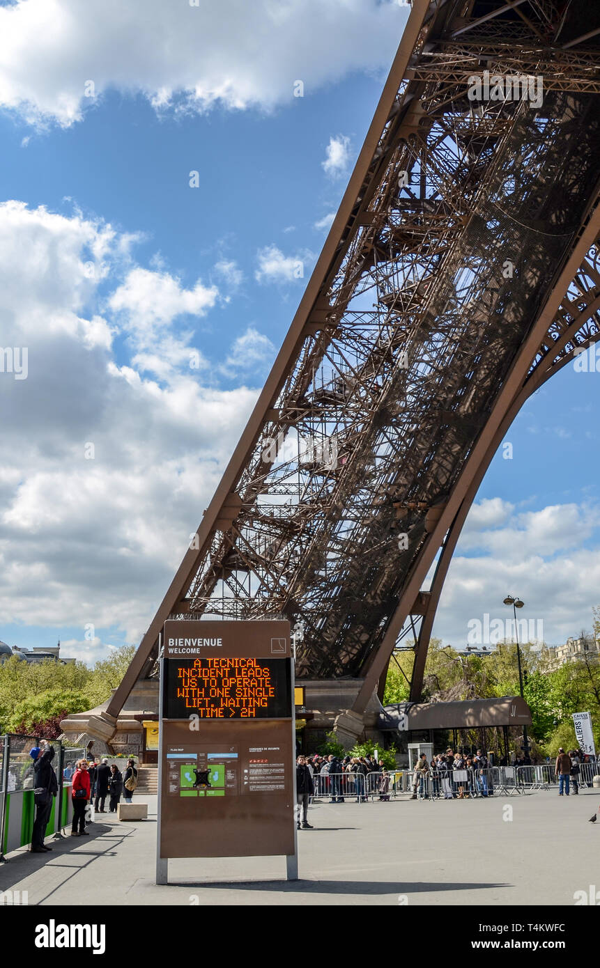 Verzögerungen an den Eiffelturm. Technische Störung matrix Nachricht. Mit einem einzigen anheben. Wartezeit 2 Stunden. Stahl gitterkonstruktion Etappe der Tour Eiffel Stockfoto