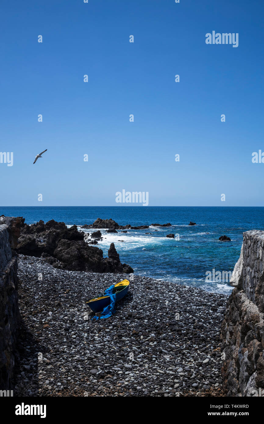 Alten hölzernen Ruderboot auf einem steinigen Strand in einer Bucht bei Fonsalia, mit Möwen fliegen Overhead, Playa San Juan, Teneriffa, Kanarische Inseln, Spanien Stockfoto