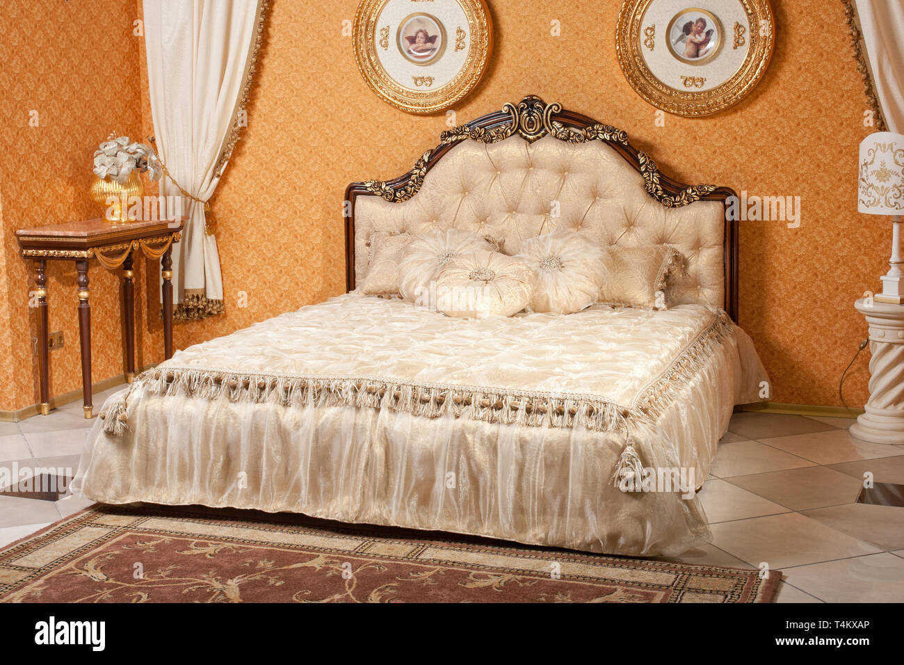 Leere Innenbereich Schlafzimmer Hintergrund in warmen Farben gehalten und mit klassischen und luxuriösen Möbeln eingerichtet Stockfoto