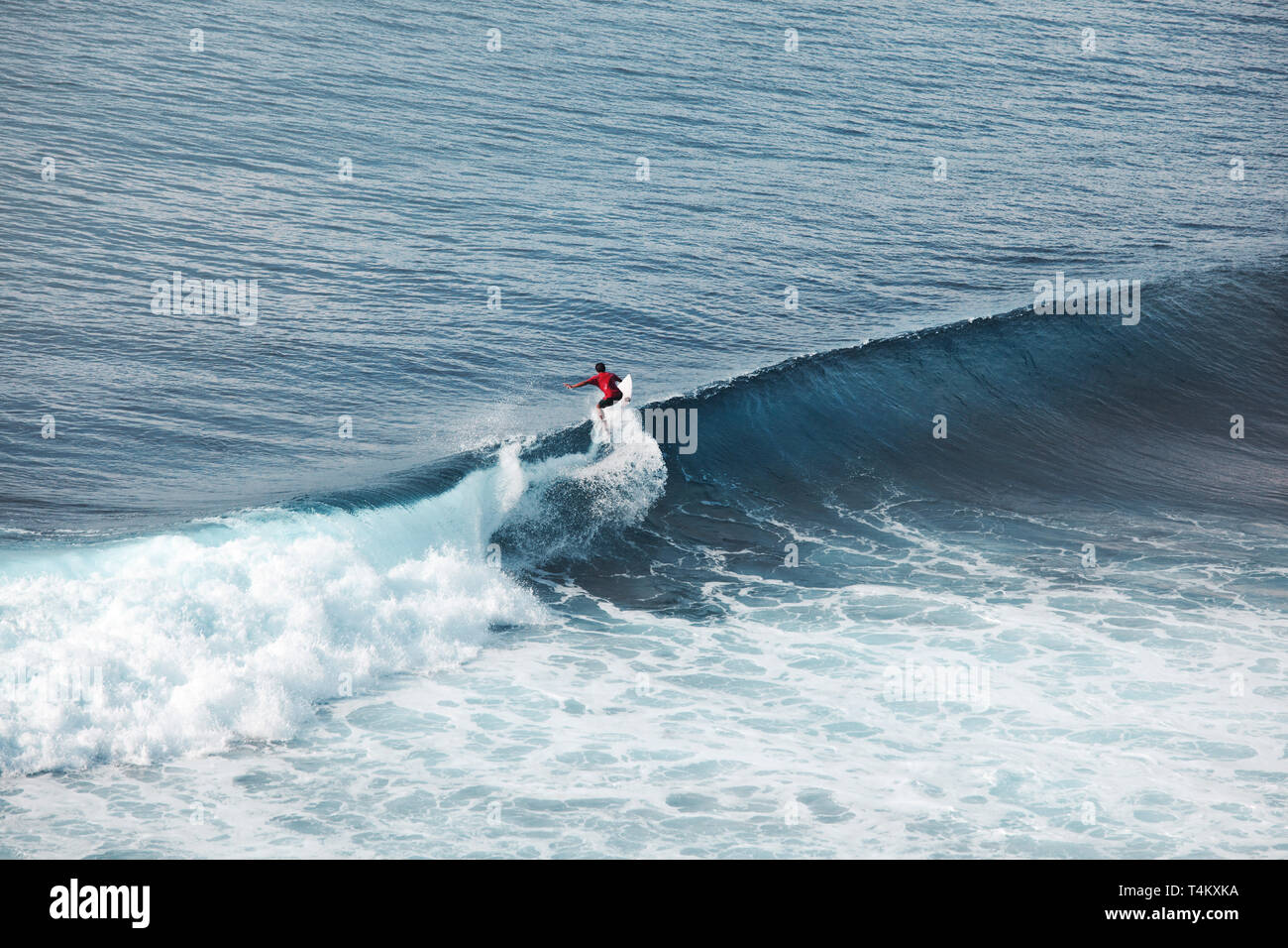 Im Ozean auf große Wellen Surfer. Bali surfen Luftaufnahme. Wassersport. Gesunden, aktiven Lebensstil. Surfen. Sommer Urlaub. Extreme Sport. Stockfoto