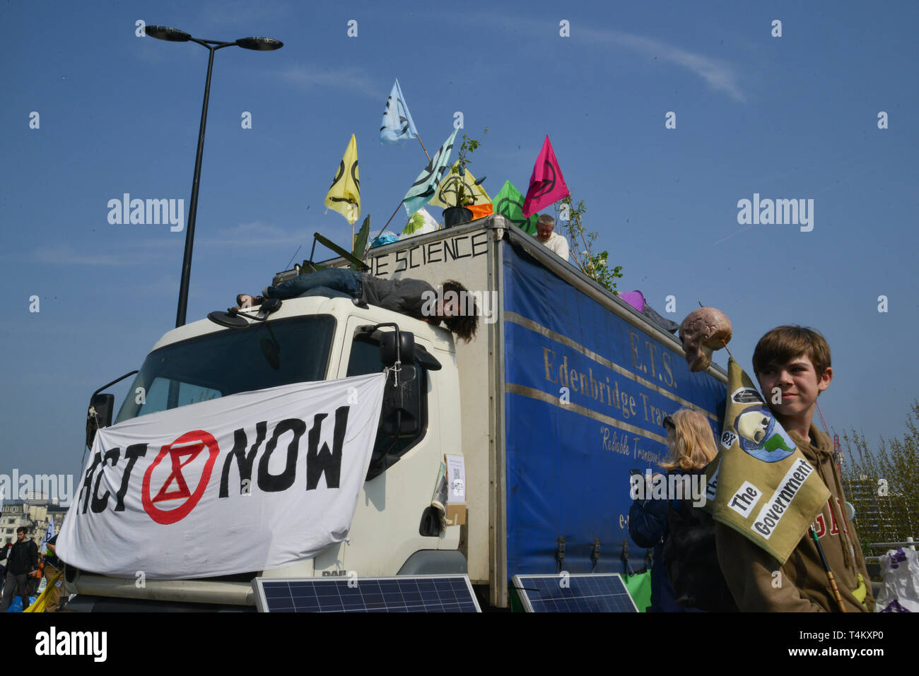 Aussterben Rebellion Protest in London. Umweltaktivisten blockieren den Verkehr auf der Waterloo Bridge mit Lastwagen. Stockfoto