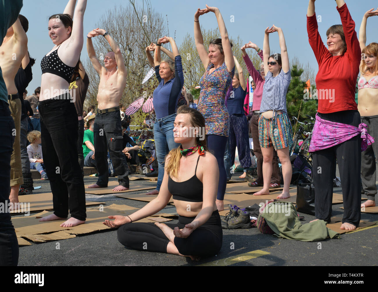 Aussterben Rebellion Protest in London. Umweltaktivisten blockieren den Verkehr auf der Waterloo Bridge. Demonstranten Praxis Yoga während der Blockade. Stockfoto