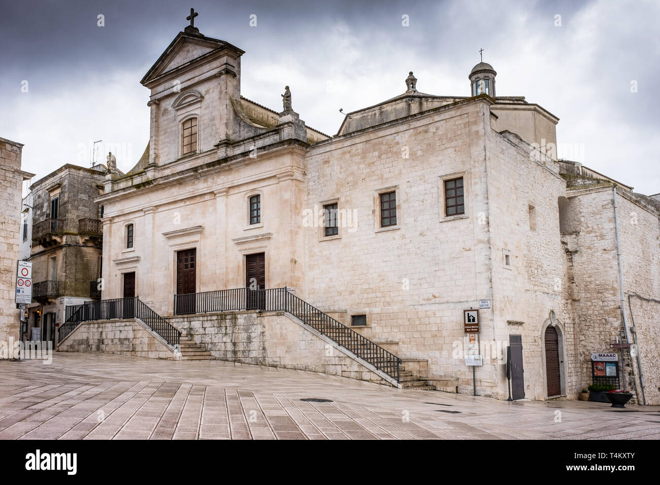 Cisternino, matrix Kirche des Heiligen Nikolaus, das Itriatal, blickt auf, der in den sogenannten Murgia dei Trulli - Apulien, Italien Stockfoto