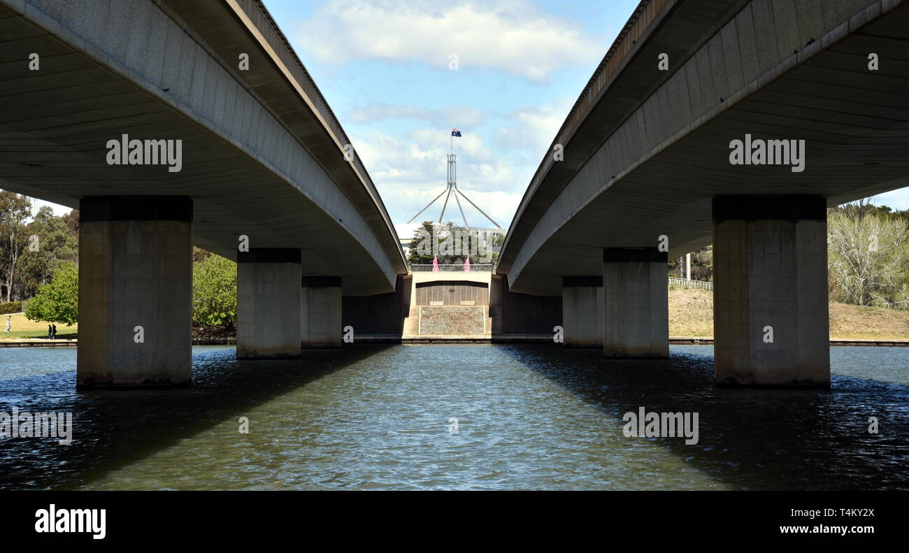 Commonwealth Brücke über den Lake Burley Griffin in Australien Hauptstadt Canberra. Australische Parlament am Ende der Brücke. Brücken zwei Roa Stockfoto