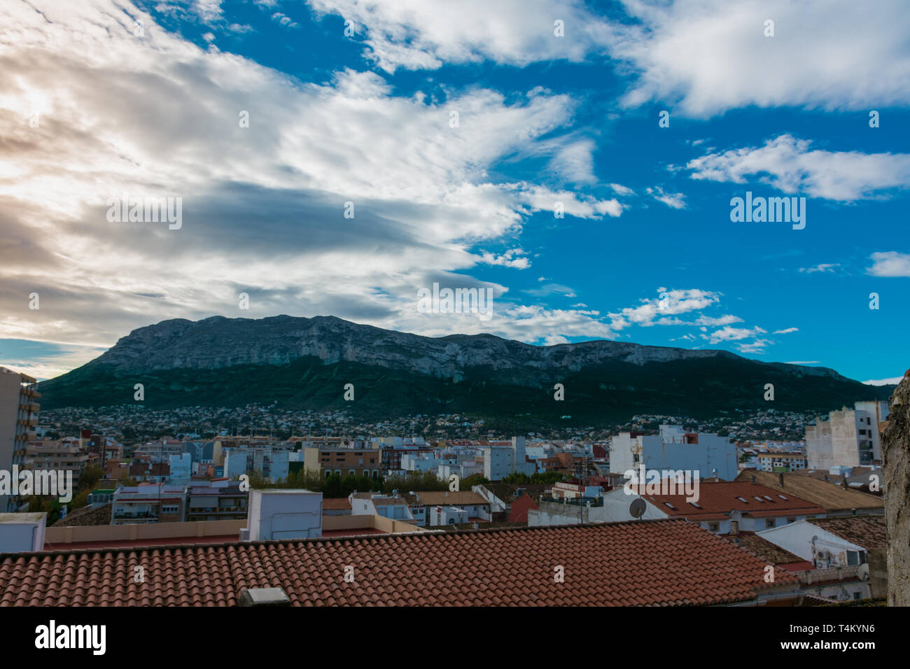 Denia, Alicante, Spanien, 21. November 2018: einige Dächer und Häuser des Dorfes und einer Urbanisation unter den Berg Montgo Stockfoto