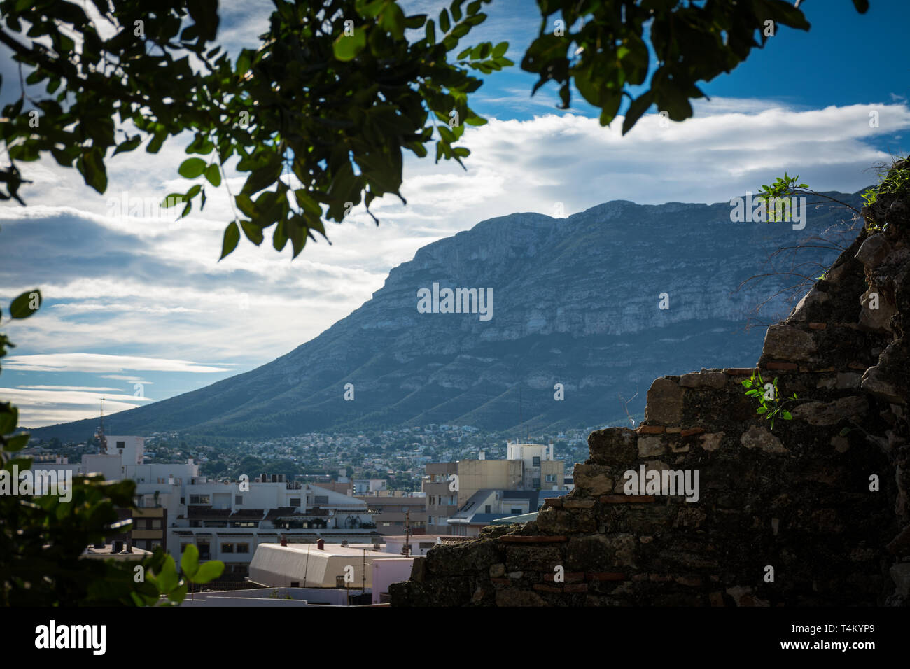 Denia, Alicante, Spanien, 21. November 2018: Wohnhäuser an der Unterseite des Berges Montgo vom Schloss erfasst Stockfoto