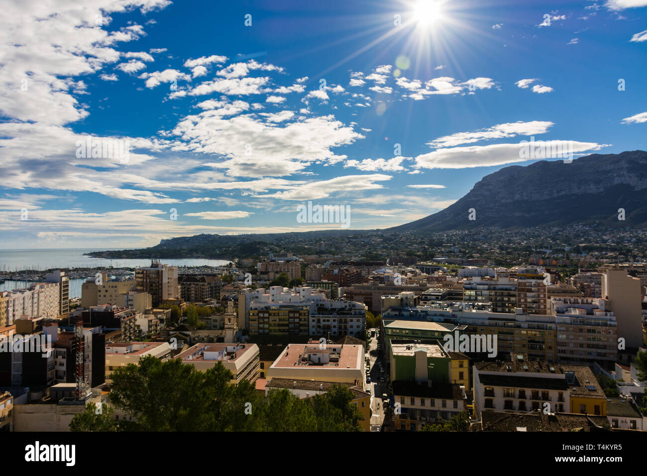 Denia, Alicante, Spanien, 21. November 2018: Blick auf die Stadt und den Berg Montgo von der Burg Stockfoto
