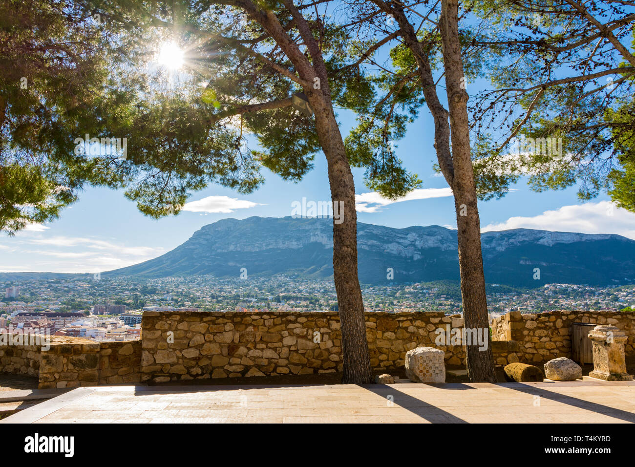 Denia, Alicante, Spanien, 21. November 2018: Blick auf die Stadt und den Berg Montgo von der Burg Stockfoto