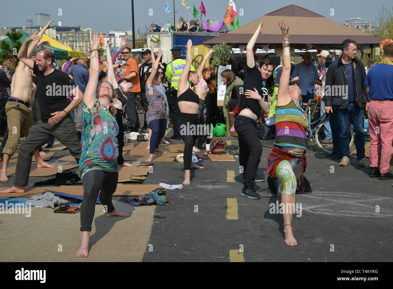 Aussterben Rebellion Protest in London. Umweltaktivisten blockieren den Verkehr auf der Waterloo Bridge. Demonstranten Praxis Yoga während der Blockade. Stockfoto