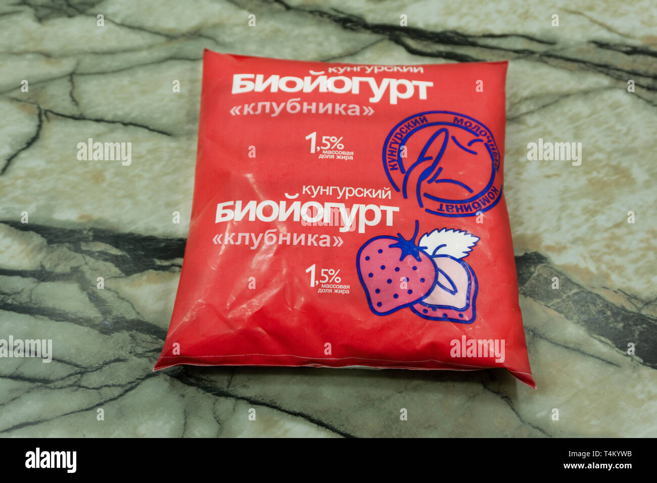 Frische, hausgemachte Joghurt in Gläsern, natürliches Produkt, fermentierte Milch Frühstück Land. Russland Berezniki, 28. September 2018. Stockfoto