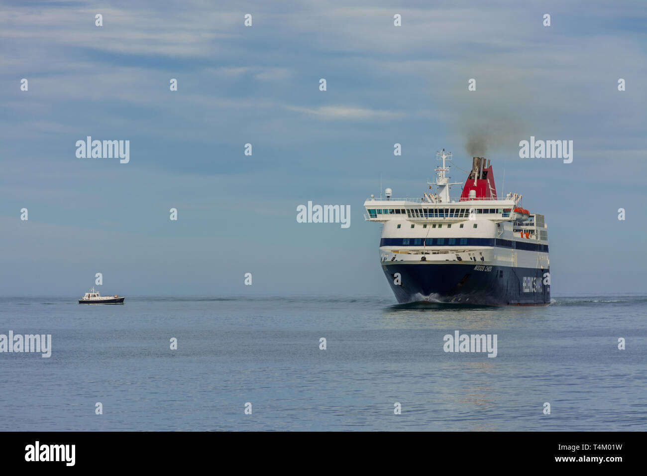 Denia, Alicante, Spanien, 21. November 2018: Eine griechische Fähre in den Hafen neben dem Boot Stockfoto