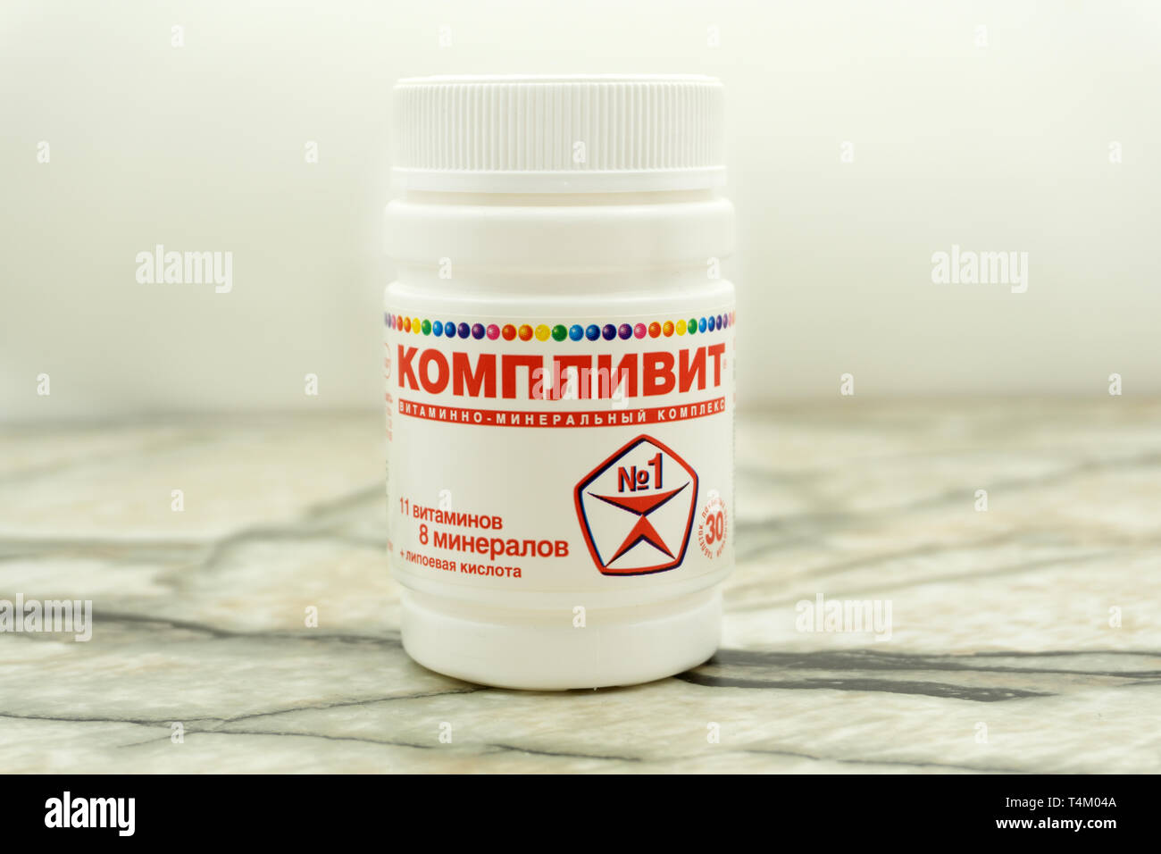 Gesund gesunde Ergänzungen auf hölzernen Teelöffel auf einem Pastell-blaue Hintergrund. Russland Berezniki, 28. September 2018 Stockfoto