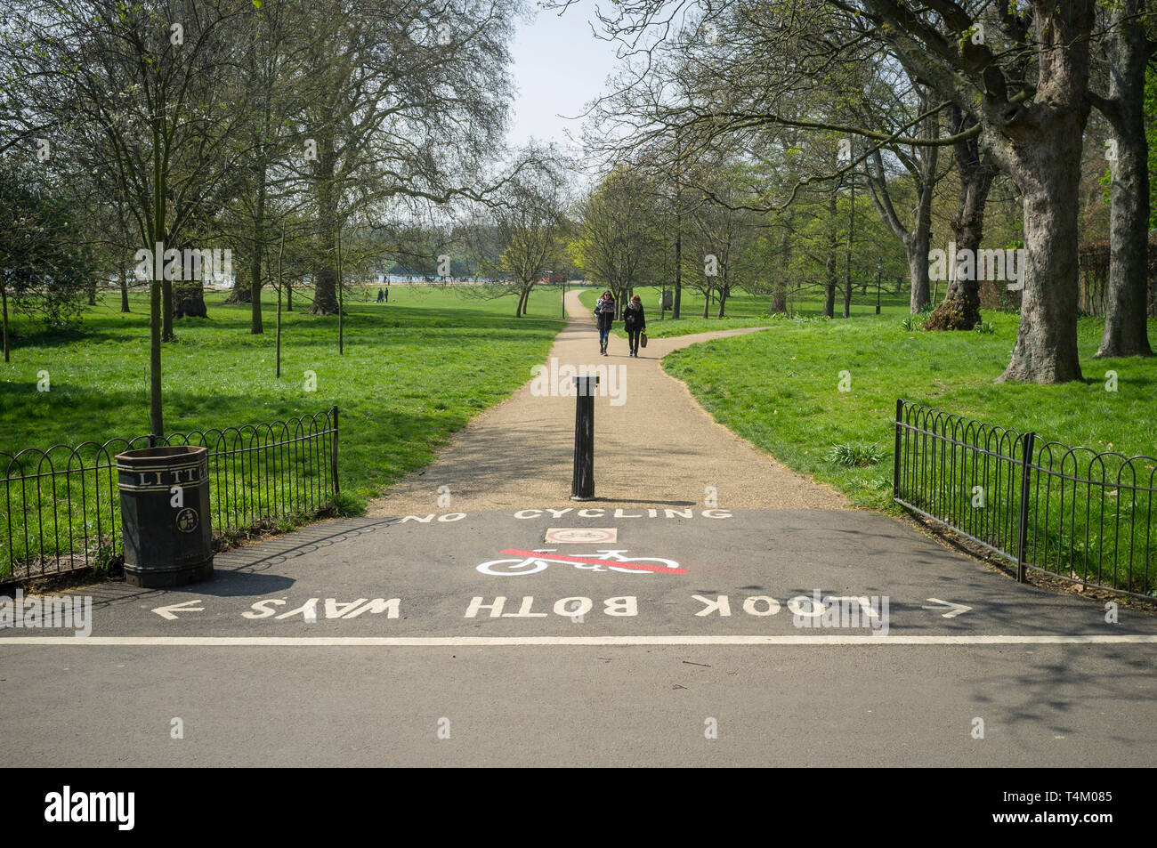 "Beide Wege'' Keine Radfahren' Zeichen auf dem Weg im Hyde Park, London Stockfoto