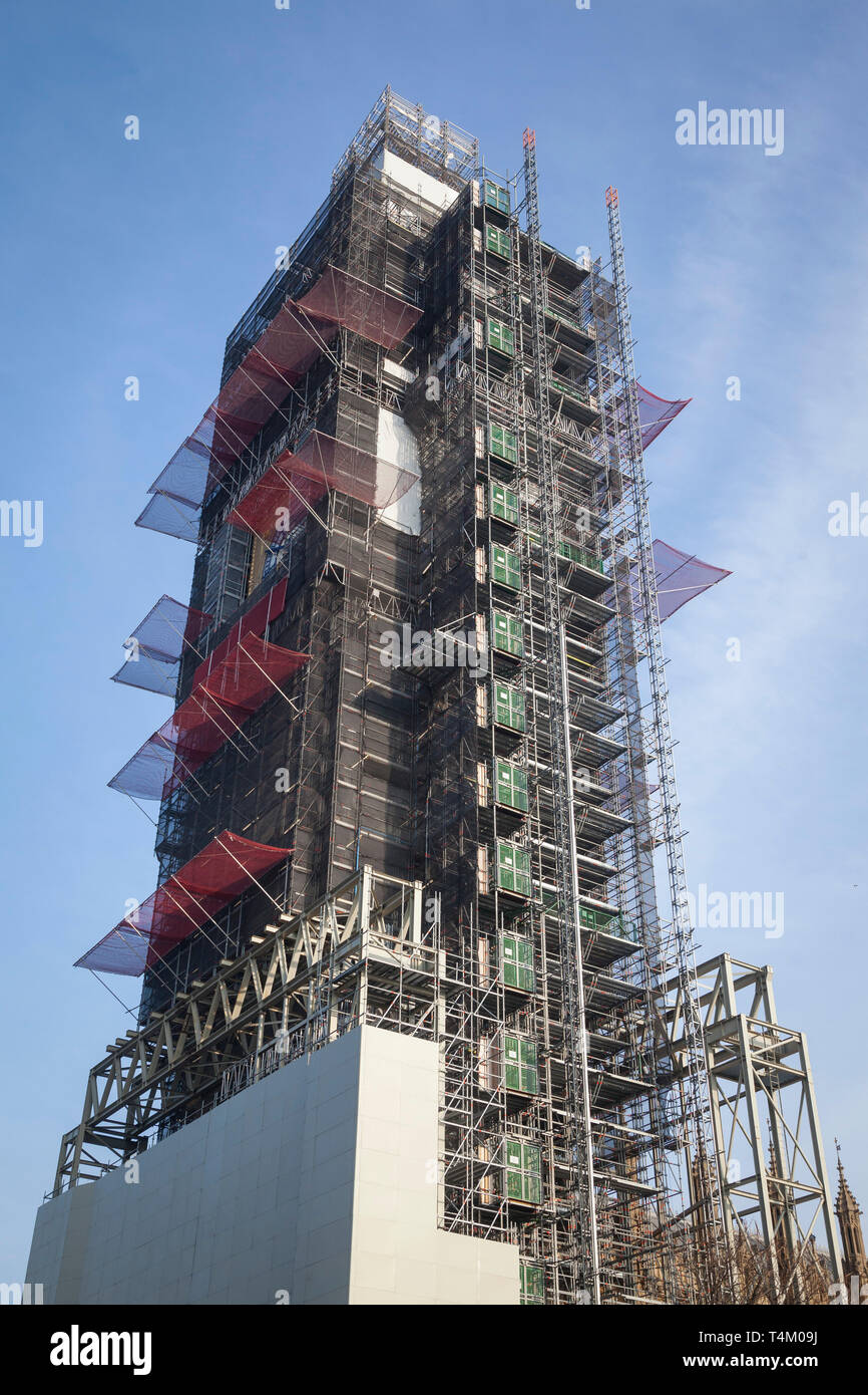 Elizabeth Tower oder den Turm von Big Ben in den Häusern des Parlaments eingehüllt in Gerüst für Renovierungsarbeiten Stockfoto