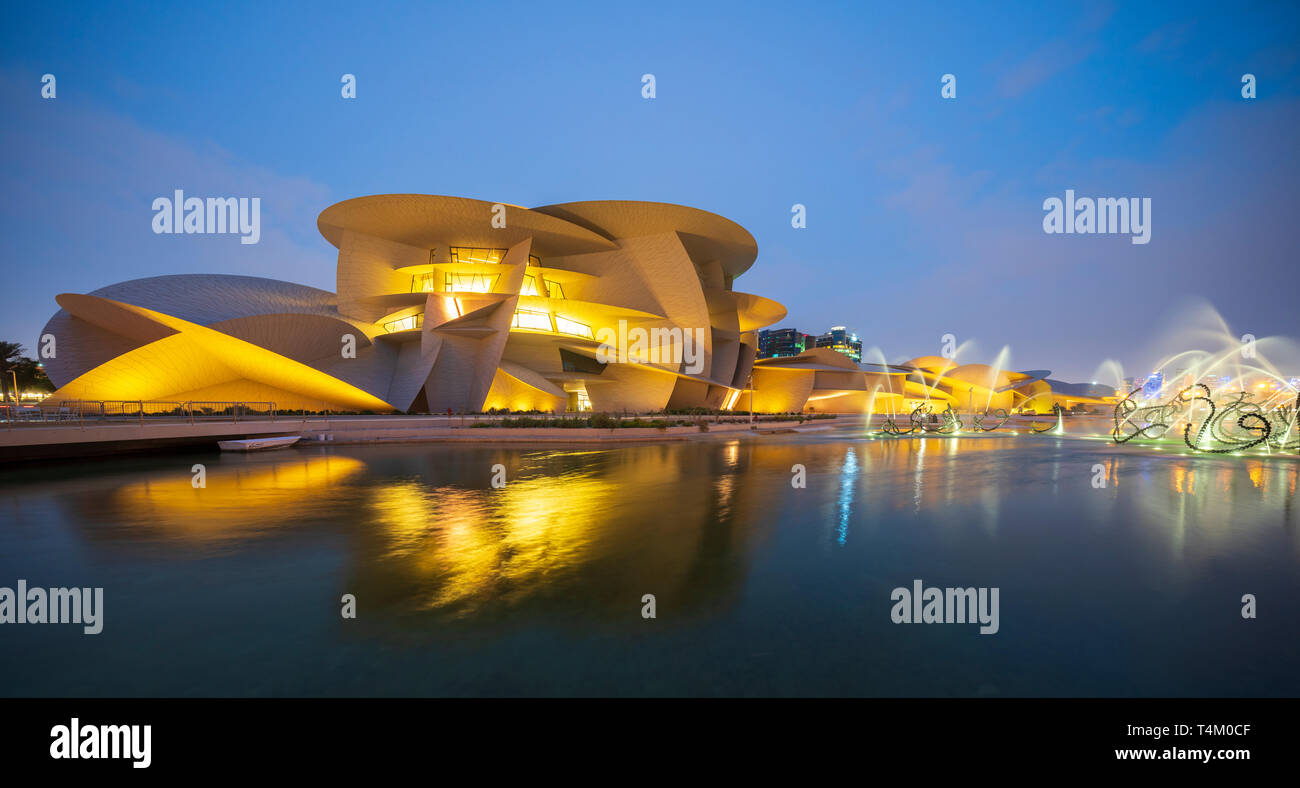Dämmerung Blick auf neue Nationale Museum von Katar in Doha, Katar. Architekt Jean Nouvel. Stockfoto