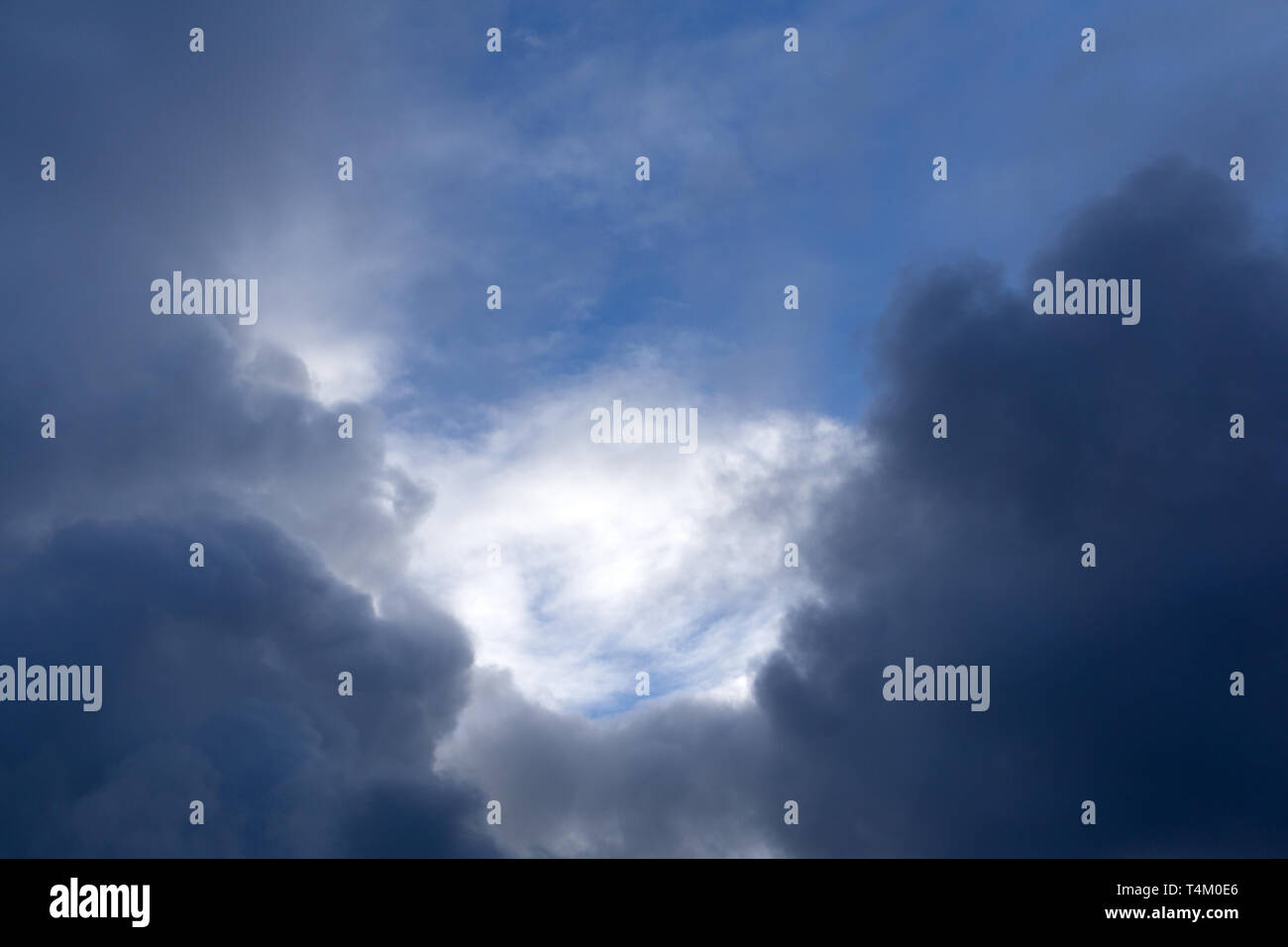 Hintergrund der dunklen Wolken vor dem Gewitter Stockfoto