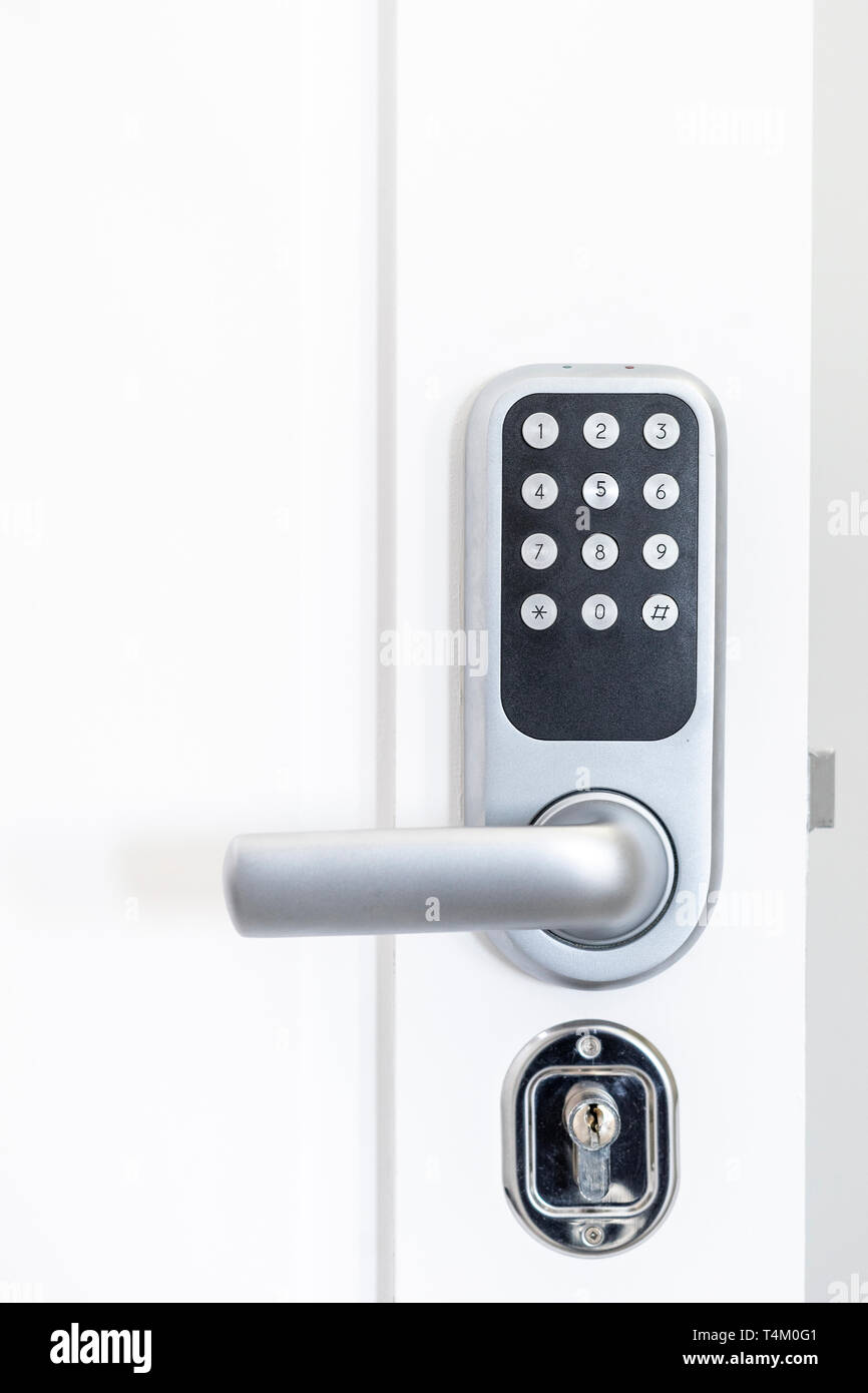 Self-check-in weiße Tür mit numerischen Code zum Hotel Stockfoto