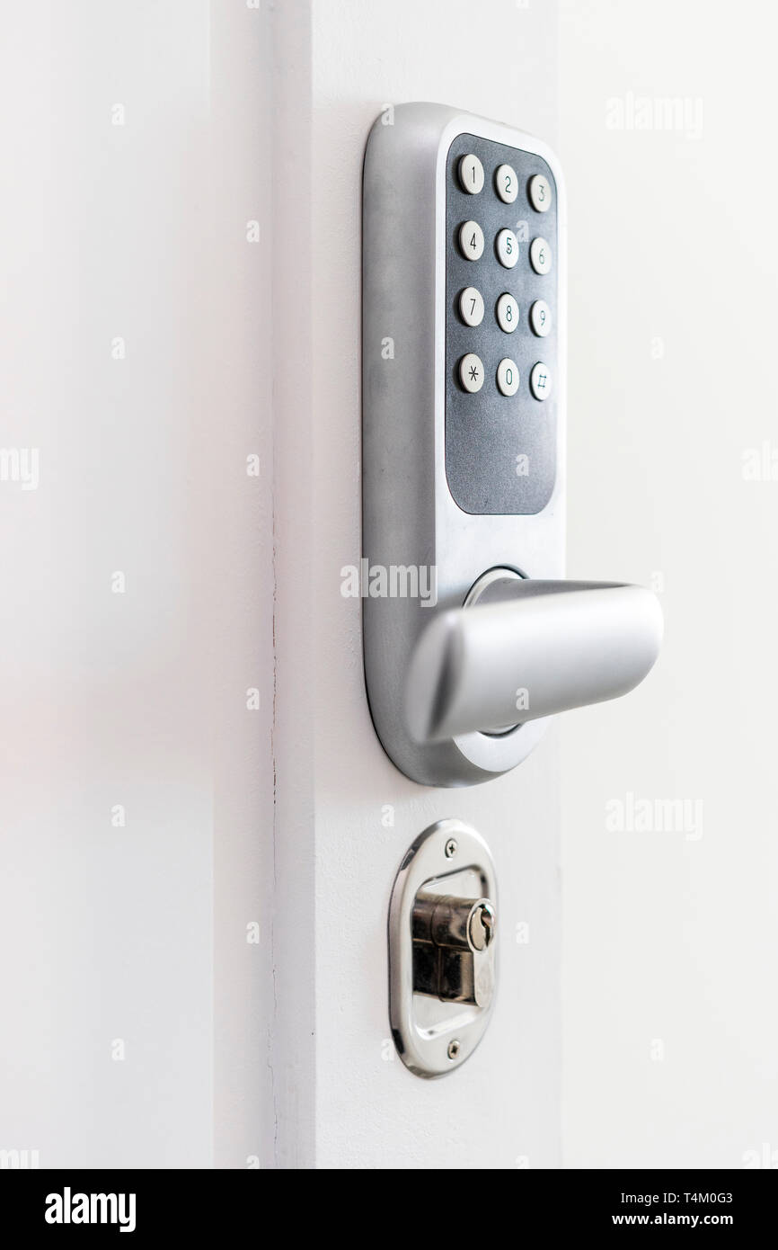 Self-check-in weiße Tür mit numerischen Code zum Hotel Stockfoto
