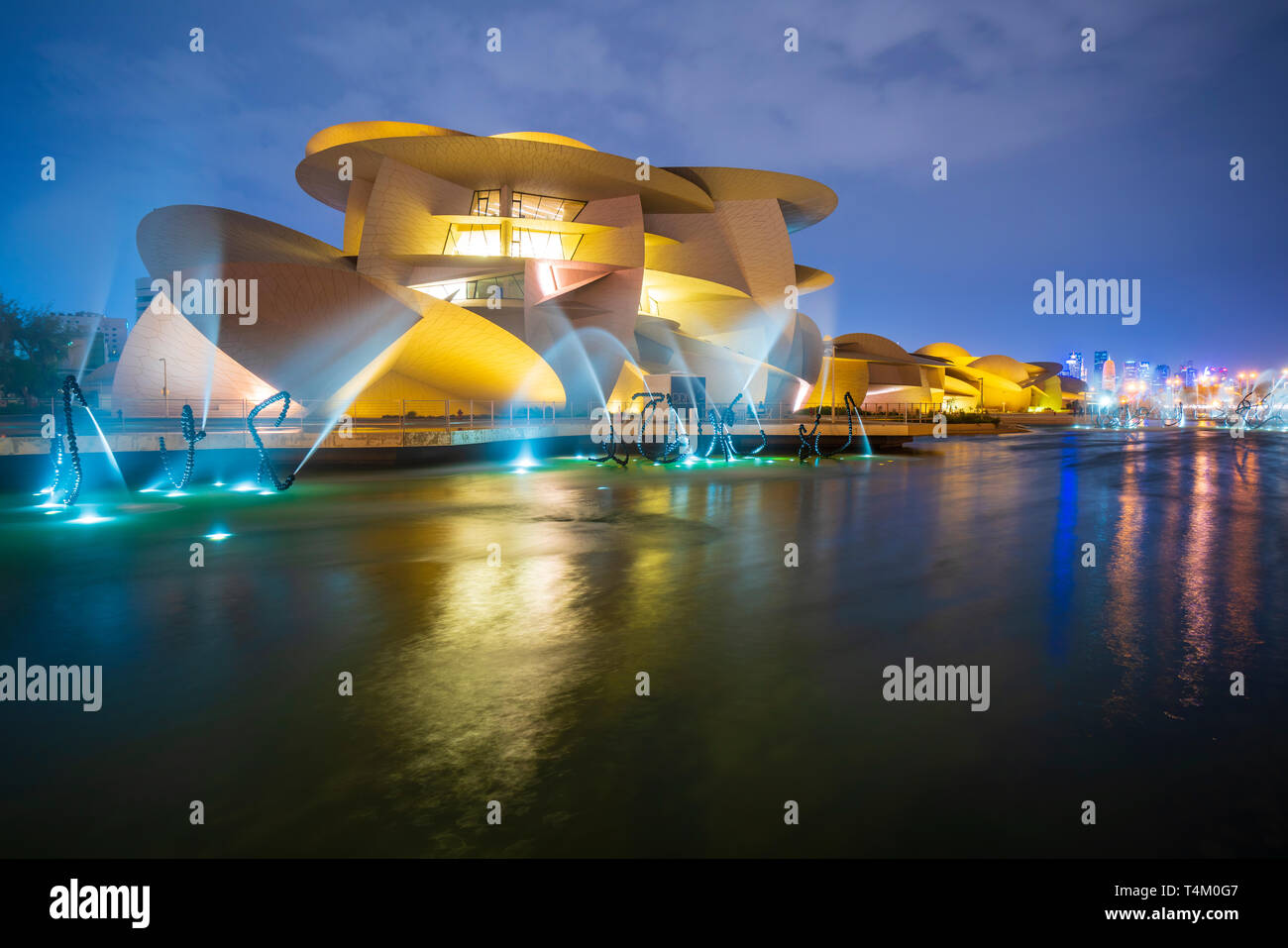 Nachtansicht der neuen nationalen Museum von Katar mit beleuchteten Brunnen in Doha, Katar. Architekt Jean Nouvel. Stockfoto