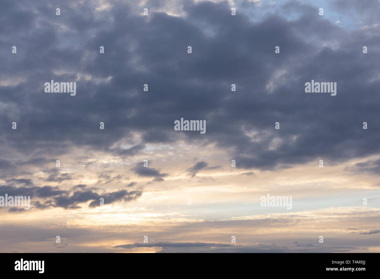 Dramatische stürmischen dunklen Wolkenhimmel über Meer, natürliche Foto Hintergrund. Stockfoto