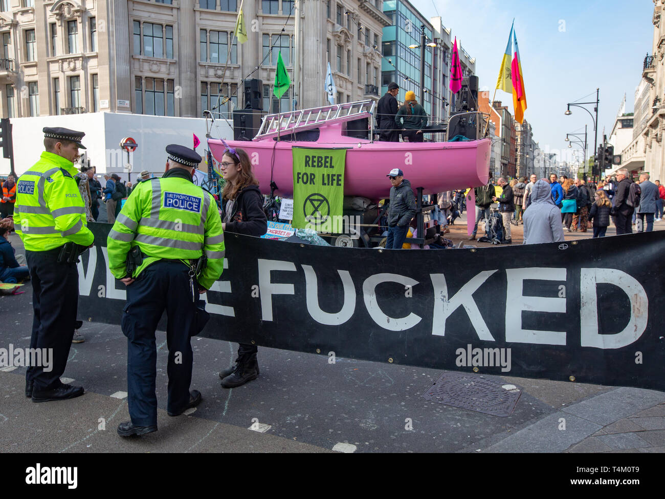 Aussterben Rebellion Demonstranten blockieren der Hauptkreuzung in Oxford Circus, die fordern, dass die Regierung in strengere Gesetzgebung zum Klimawandel bringen. Stockfoto