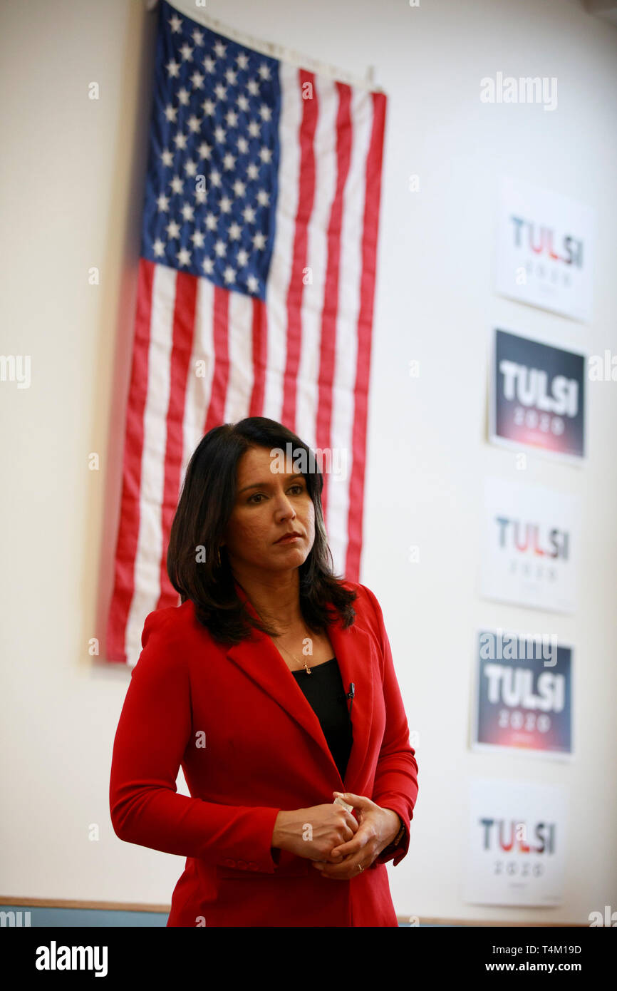 Der demokratische Kandidat für das Amt des Präsidenten der Vereinigten Staaten Tulsi Gabbard, von Hawaii beobachtet, als er zu den Veteranen während der Kundgebung. Mehr als ein Dutzend Demokratischen Partei Kandidaten kämpfen im Bundesstaat Iowa Iowa demokratischen Caucuses Februar 3, 2020 zu gewinnen. Die Iowa Caucuses ist Teil einer Reihe von Vorwahlen in den Vereinigten Staaten, dass die Demokratische Partei helfen entscheiden wird der Kandidat, der die Gegner des Präsidenten der Vereinigten Staaten sein, und de Facto Führer der Republikanischen Partei, Donald J. Trumpf. Die Vereinigten Staaten haben zwei dominierende politische Parteien, die für Pow konkurrieren Stockfoto