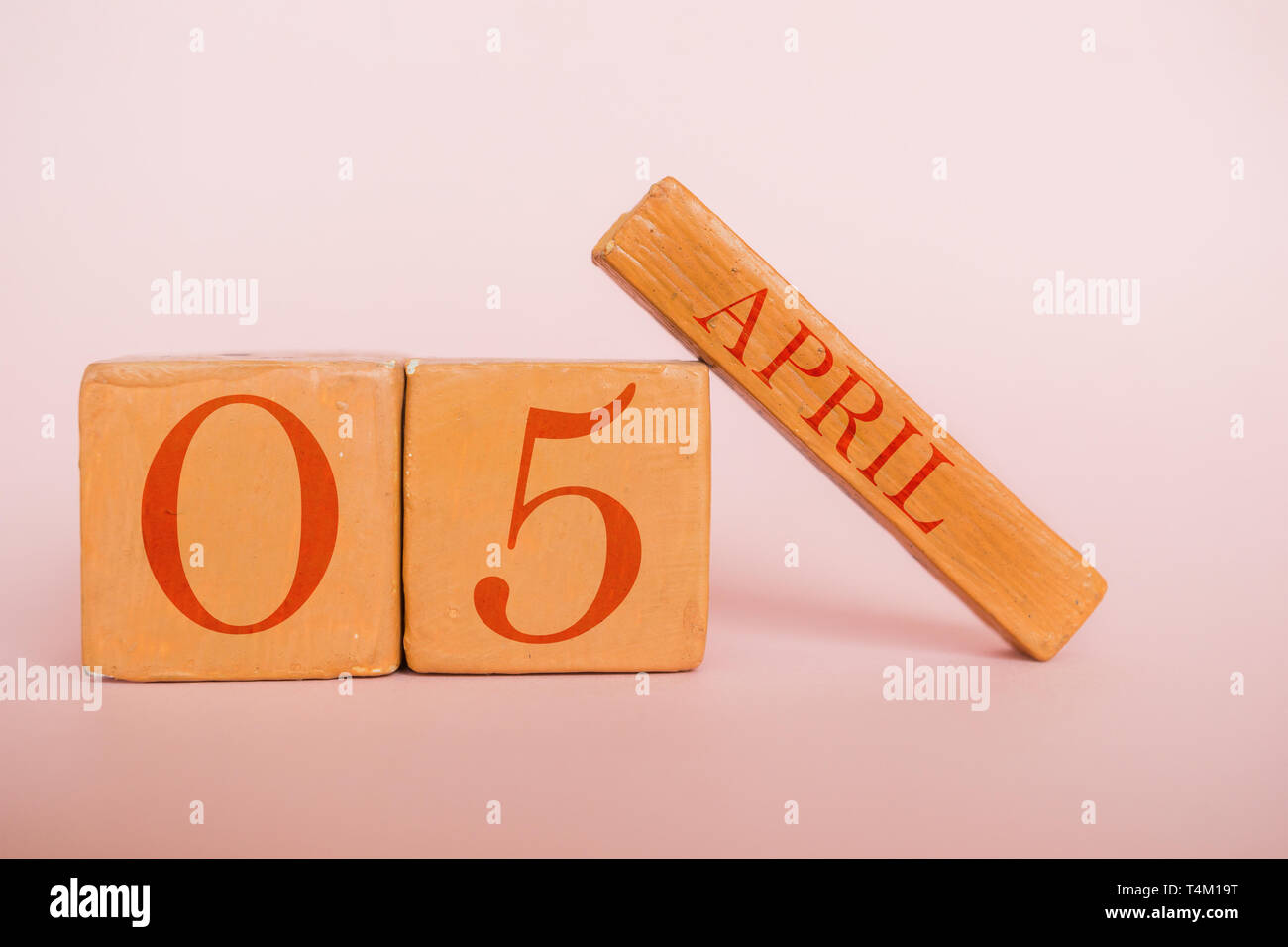 Am 5. April. 5. Tag des Monats, handgefertigten Holz Würfel Kalender auf moderne Farbe Hintergrund. Feder, Monat, Tag des Jahres Konzept. Stockfoto