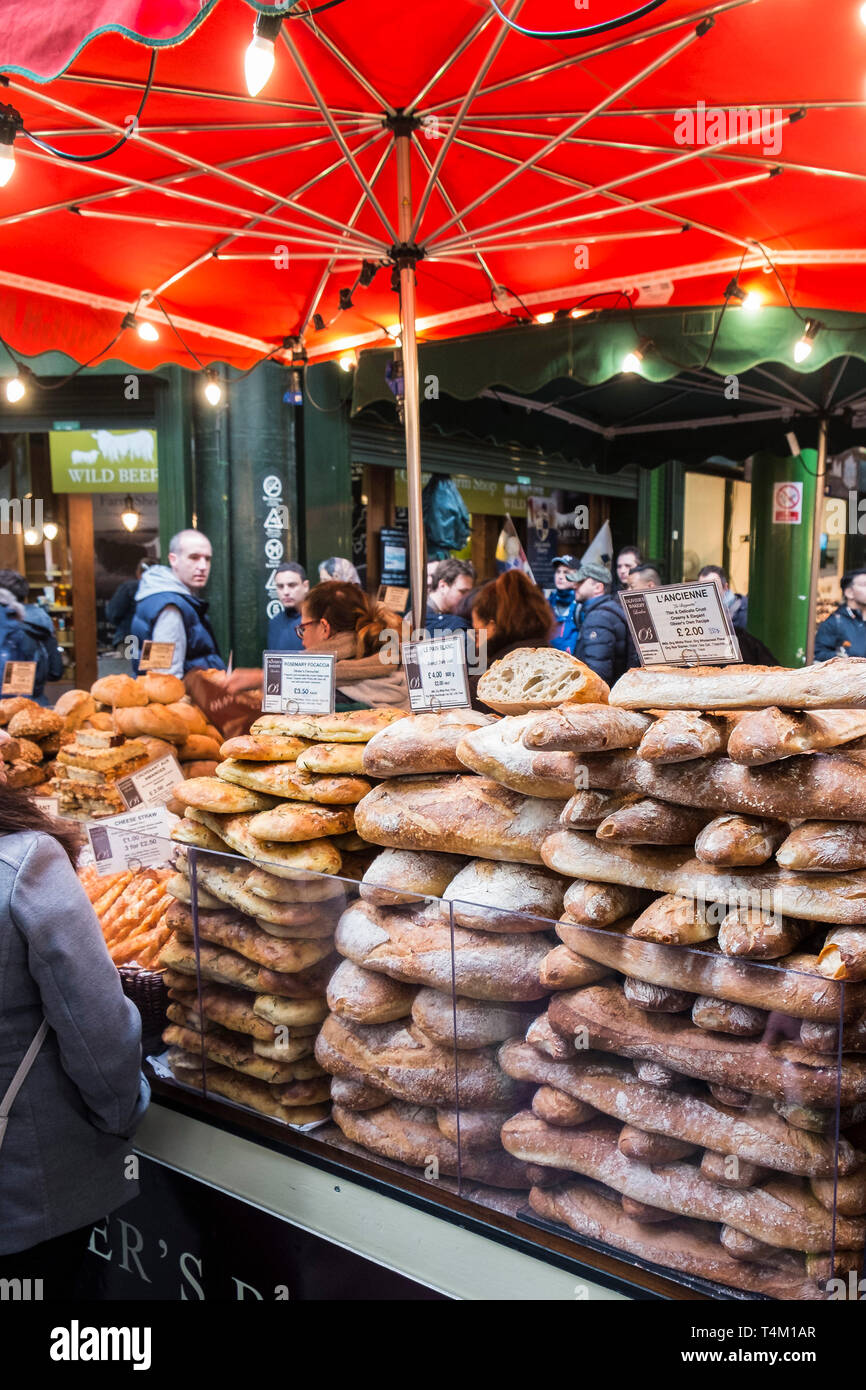 Essensstände in Borough Market in London. Stockfoto