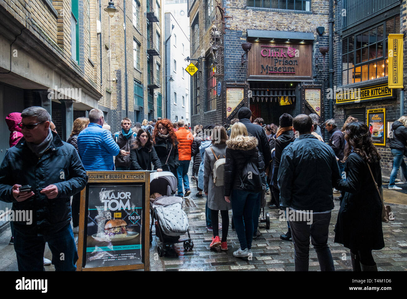 Touristen zu Fuß durch Clink Street in London. Stockfoto