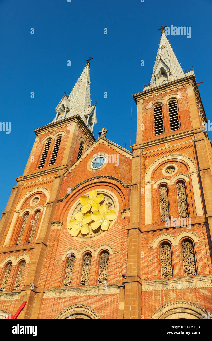 Detail der Twin quadratische Türme am Notre Dame Kathedrale (1877 - 83) am nordwestlichen Ende der Dong Khoi. Ho Chi Minh City, Vietnam, Asien Stockfoto