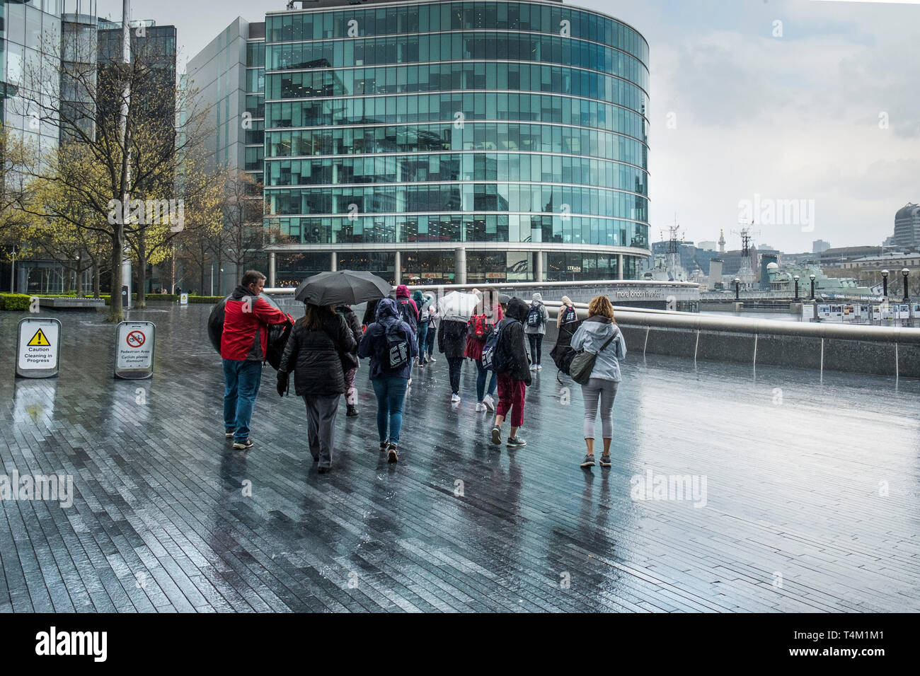 Eine Gruppe von Touristen zu Fuß rund um den Mehr London development Bereich auf der South Bank in London. Stockfoto