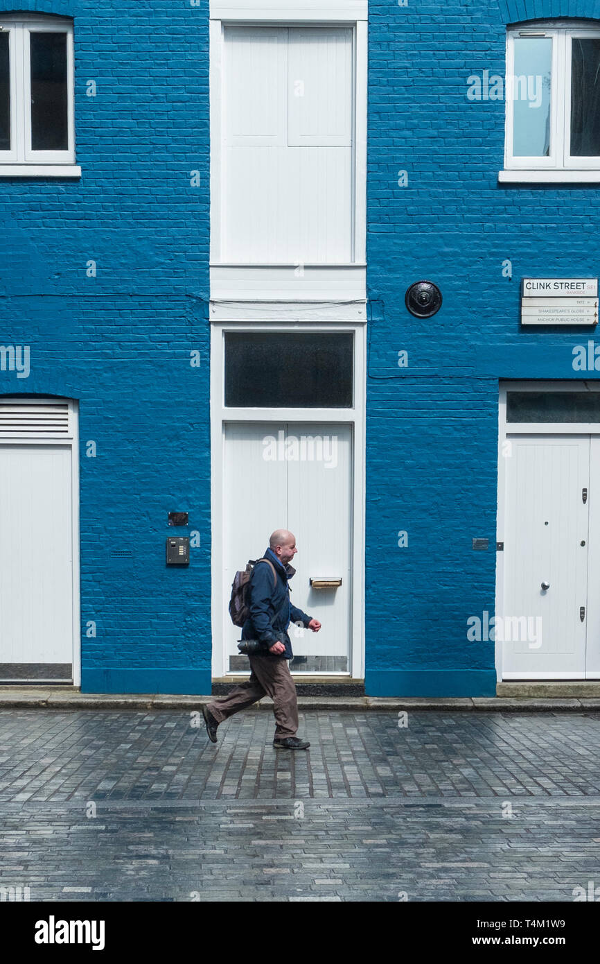 Ein Mann der Vergangenheit wandern Ein Haus blau lackiert und Weiß in den Knast Street in London. Stockfoto