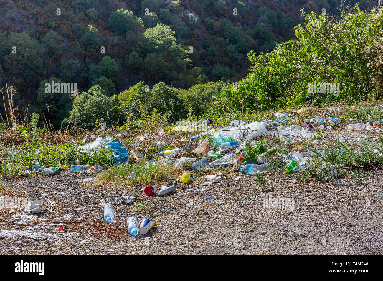 Plastikflaschen und anderen Abfall entlang der Bergstraße in Mazedonien. Viel Müll am Straßenrand. Konzept der Umweltverschmutzung Stockfoto