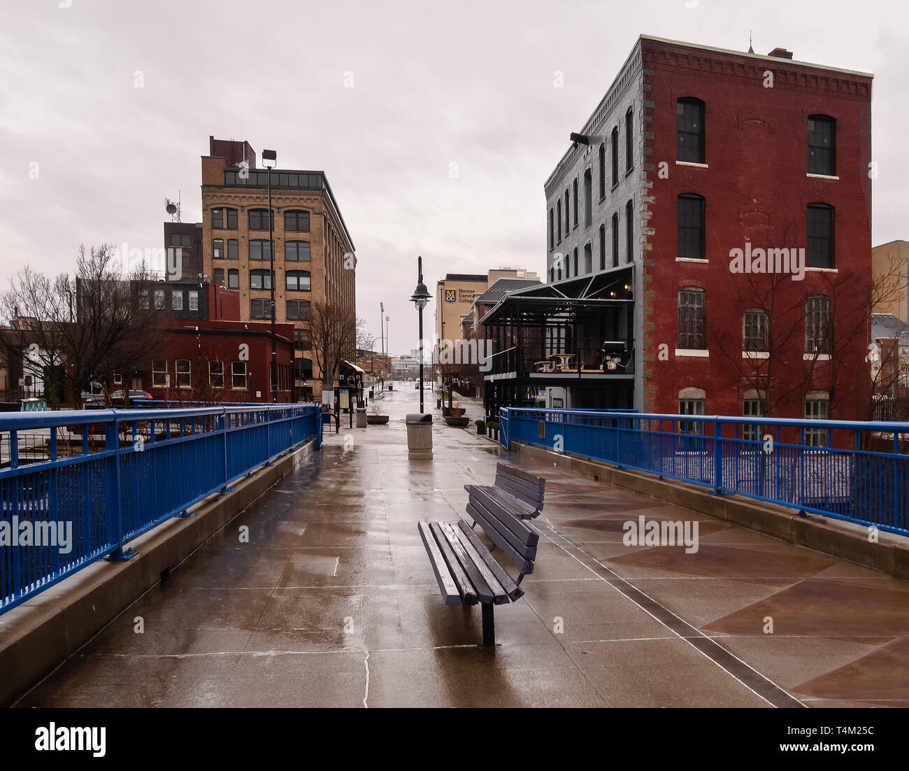 Rochester, New York, USA. April 14, 2019. Angesichts des hohen fällt Viertel in der Innenstadt von Rochester, New York an einem regnerischen Nachmittag Stockfoto