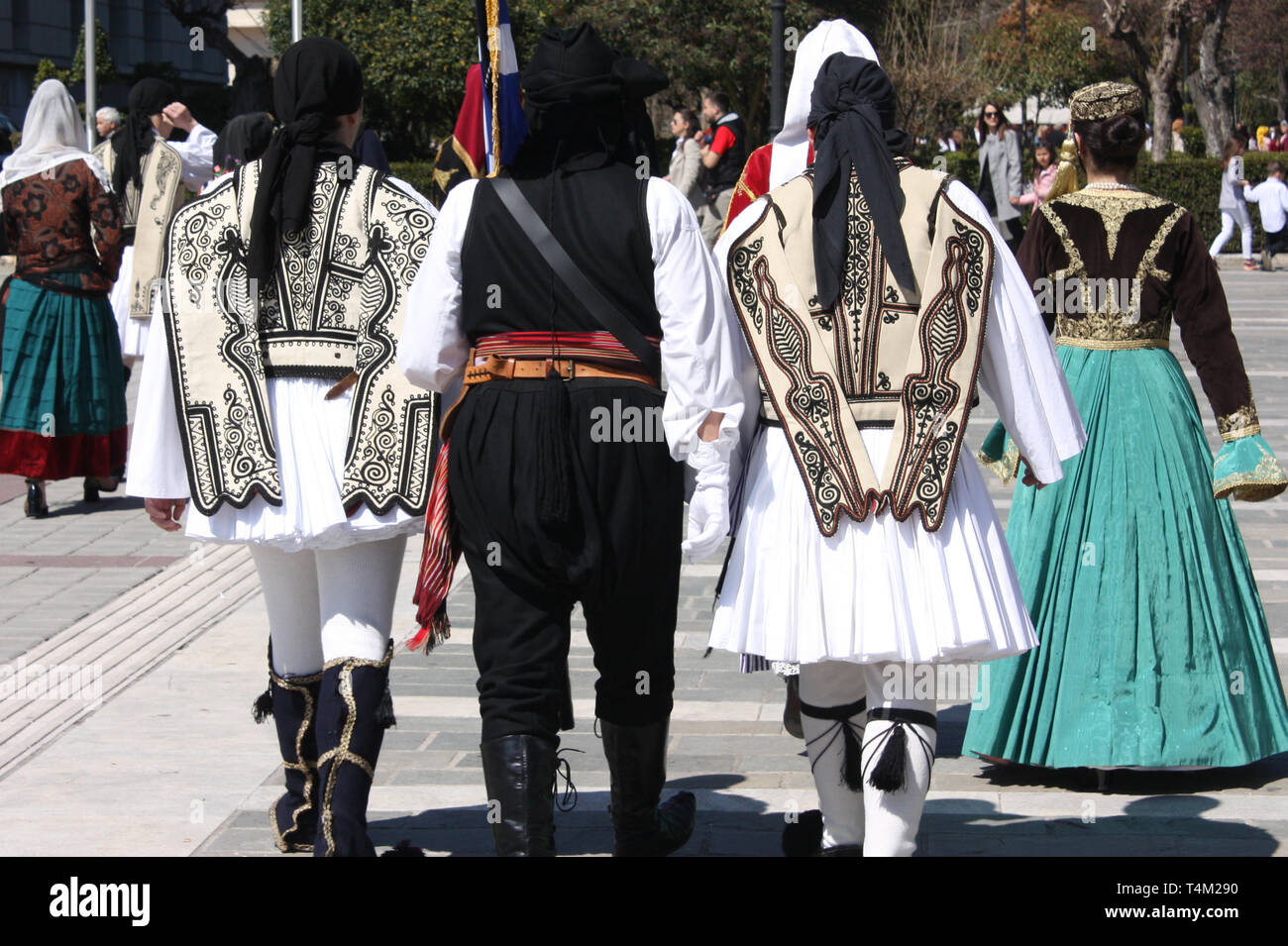 Tänzerinnen und Tänzer in traditioneller Kleidung an der Griechischen  Nationalen Tag (25.März) Feierlichkeiten in Tripolis, Peloponnes,  Griechenland Stockfotografie - Alamy
