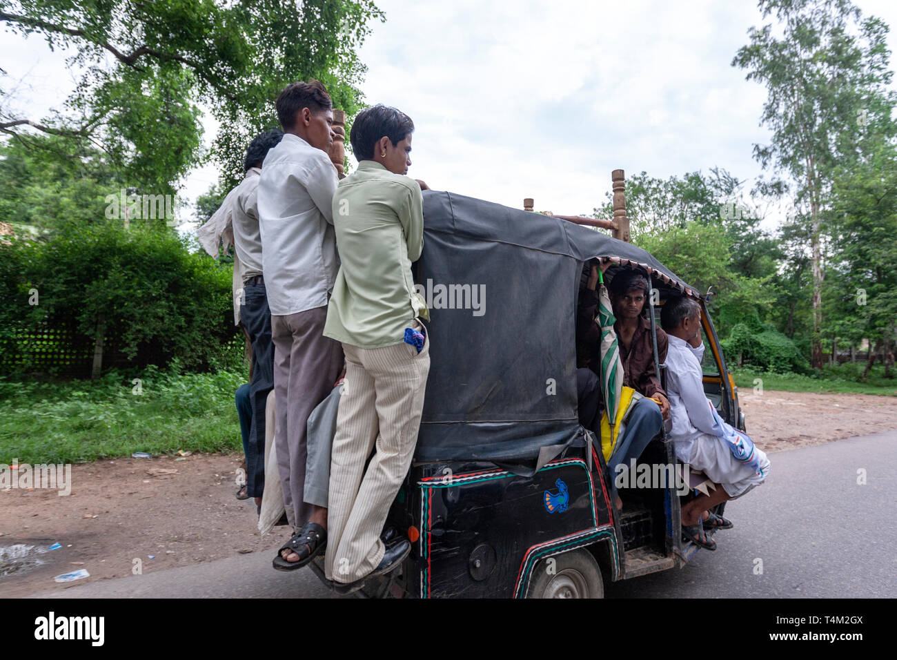 Mit Männern und Frauen in einer Rikscha in Uttar Pradesh, Indien überlastet Stockfoto