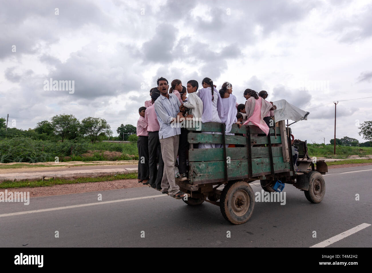 Mit Männern und Frauen in einer grundlegenden Pick up in Uttar Pradesh, Indien überlastet Stockfoto