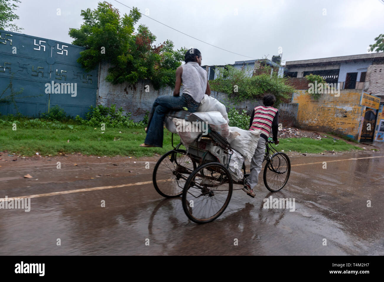 Indische Cycle rickshaw Transport schwerer Güter, Uttar Pradesh, Indien Stockfoto