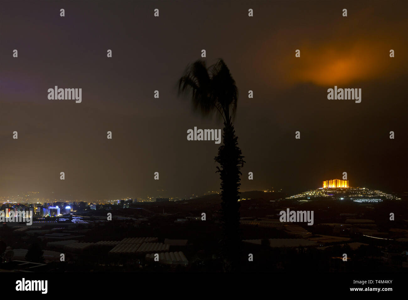 Blick auf Goldcity Hotel kargicak am Abend, Alanya, Provinz Antalya, Türkei Stockfoto