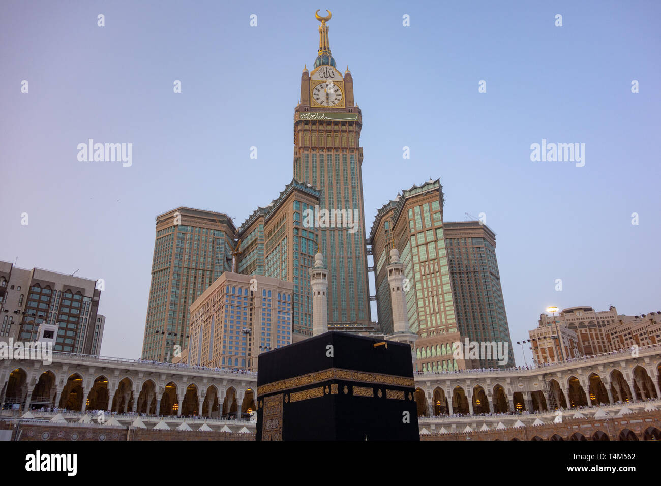 Skyline mit Abraj Al Bait (Royal Clock Tower Makkah) in Mekka, Saudi-Arabien. Stockfoto