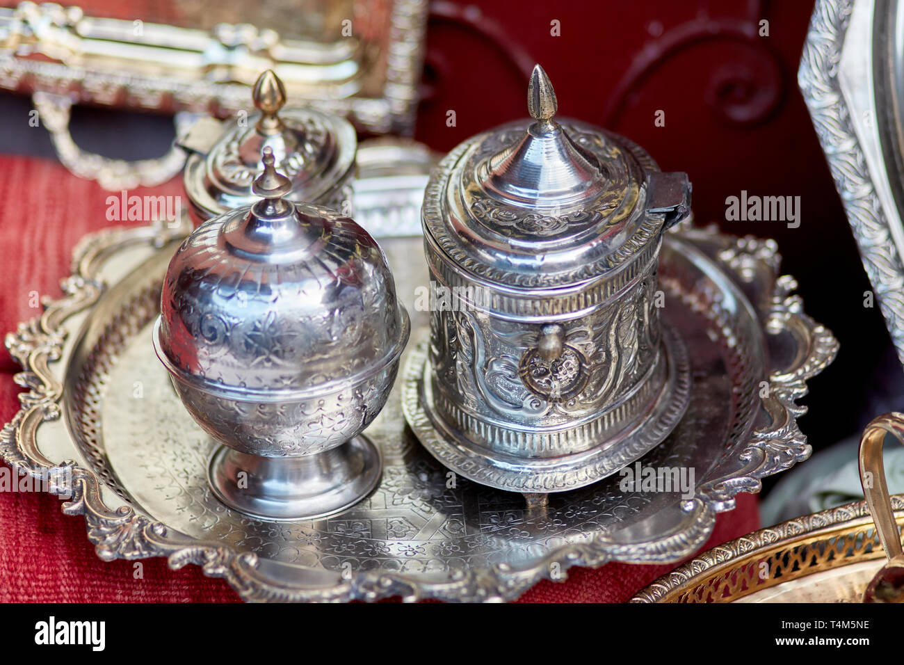 Traditionelle Gerichte aus Metall im marokkanischen Stil Stockfoto
