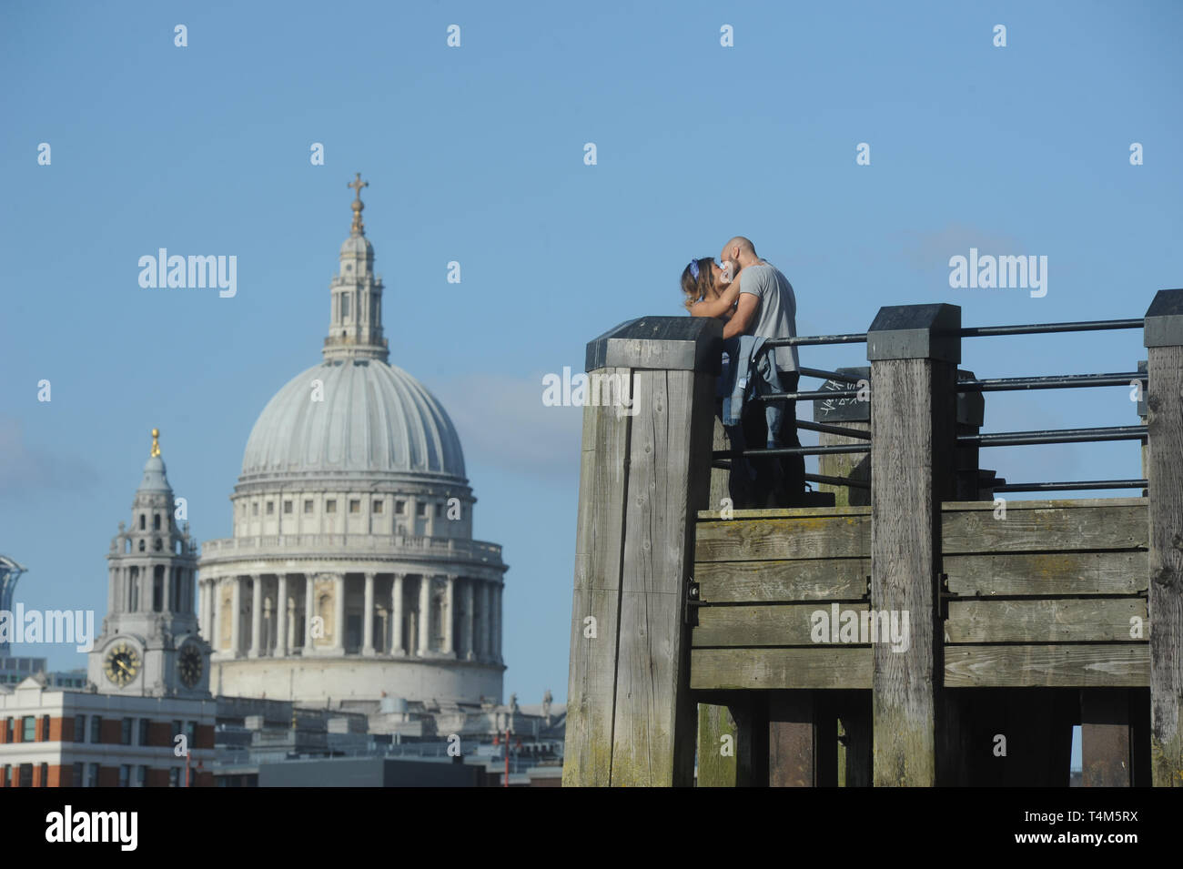 Paar Küssen an der South Bank London Stockfoto