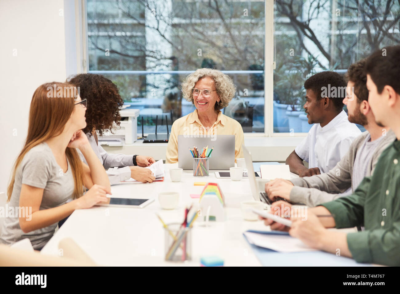 Multikulturelle Business Team Meeting oder Studenten im Seminar mit Dozent Stockfoto