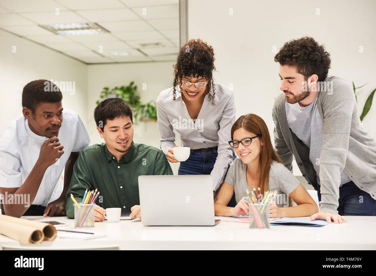 Freiberufler als Software Entwickler Team arbeitet zusammen auf Laptop Stockfoto