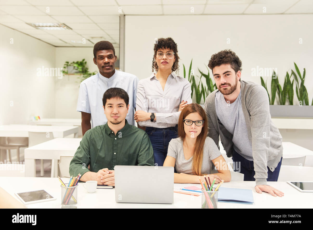 Kompetente junge Start-up Business Team bei Laptop Stockfoto
