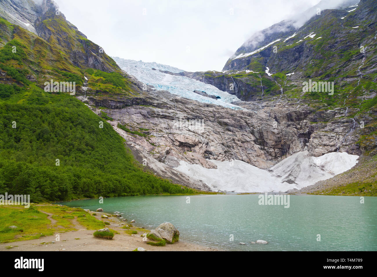 Landschaft mit Fluss in der Nähe der Gletscher Briksdalsbreen Stockfoto