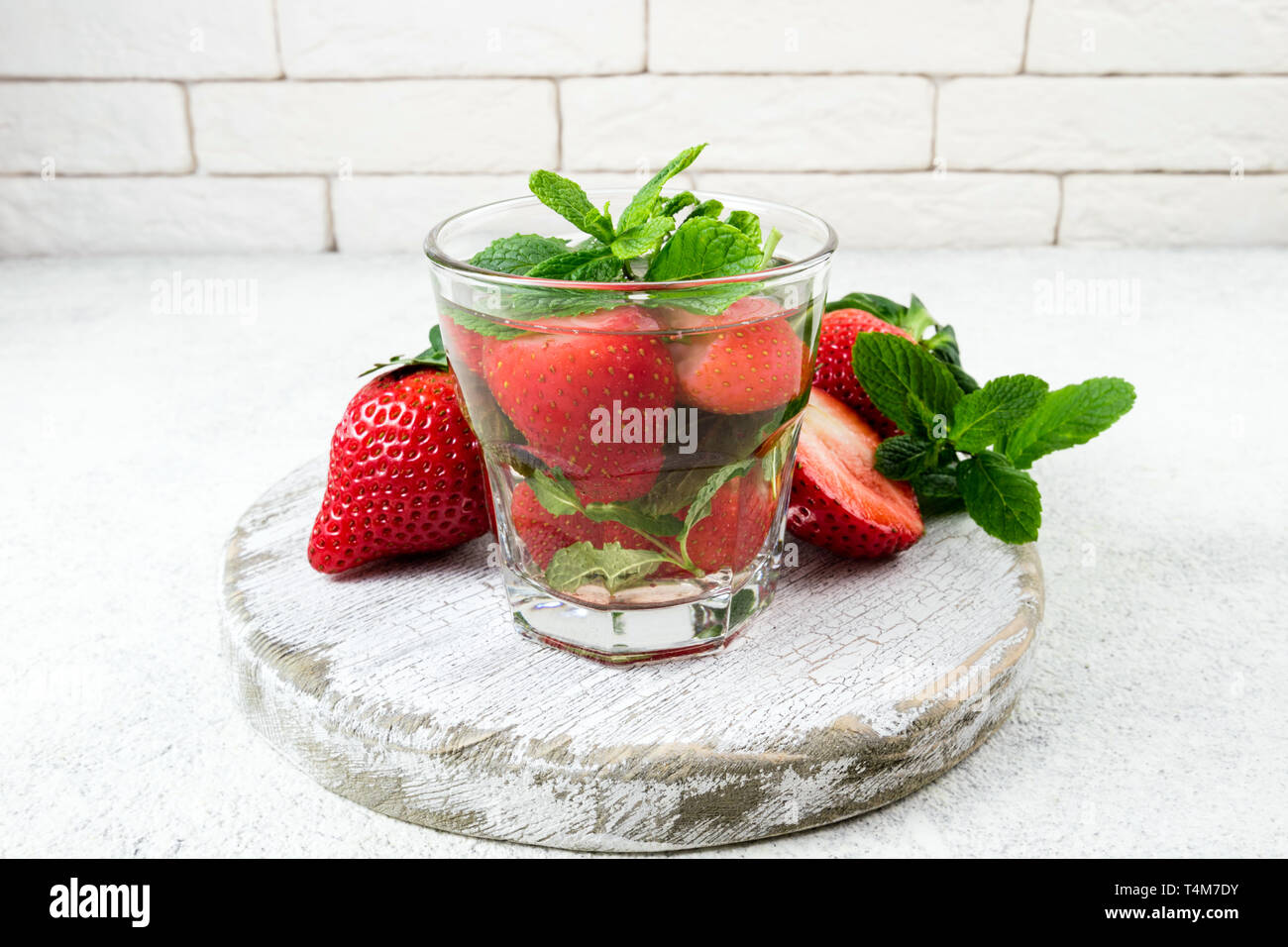 Erdbeere Wasser, Cocktail oder Limonade infundiert. Sommer Drink mit Erdbeere und Minze. Platz kopieren Stockfoto