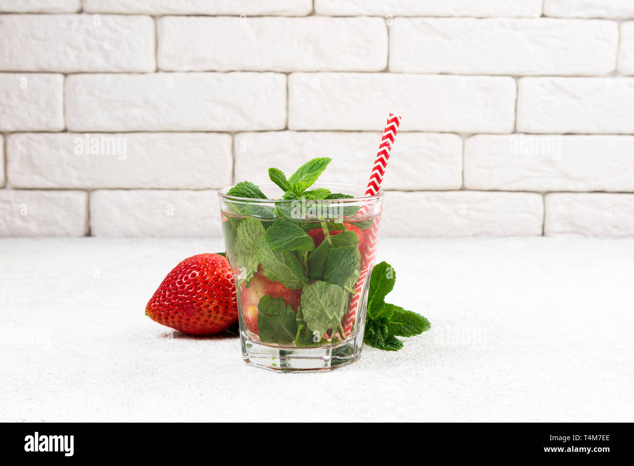 Erdbeere Wasser, Cocktail oder Limonade infundiert. Sommer Drink mit Erdbeere und Minze. Platz kopieren Stockfoto